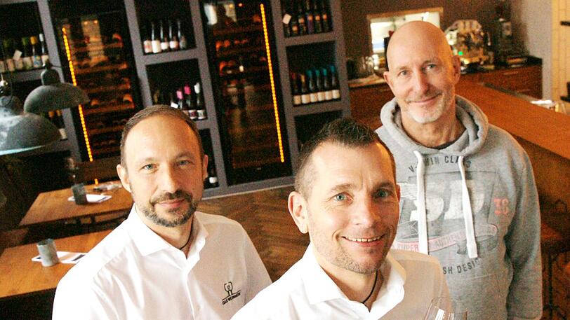 Haben gerade erst eröffnet (v.l.): Helmut Stöhr, Andreas Glaubitz hier mit Michael Faltenbacher, der das &bdquo;Weinheim&ldquo; gestaltet hat.