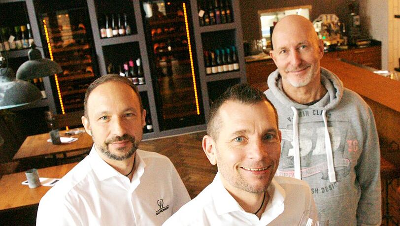 Haben gerade erst eröffnet (v.l.): Helmut Stöhr, Andreas Glaubitz hier mit Michael Faltenbacher, der das „Weinheim“ gestaltet hat. Haben gerade erst eröffnet (v.l.): Helmut Stöhr, Andreas Glaubitz hier mit Michael Faltenbacher, der das „Weinheim“ gestaltet hat.