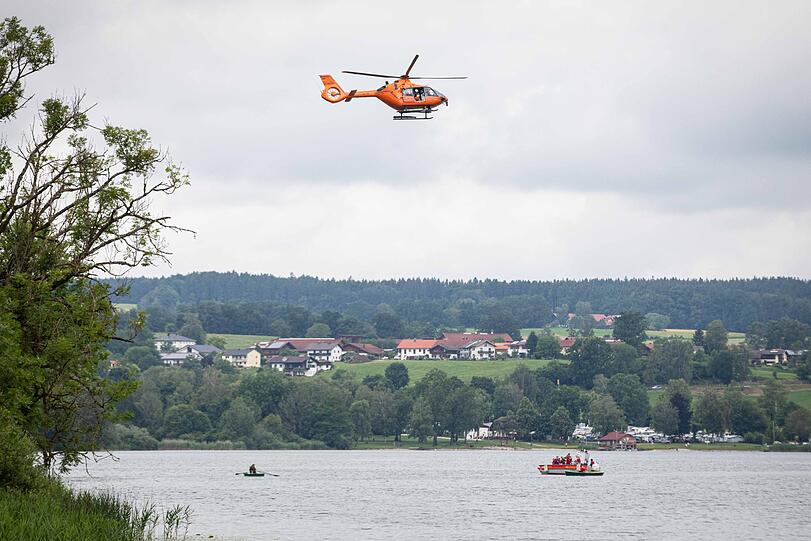 Zahlreiche Wasserwachten sowie Feuerwehr und Notarzt waren im Einsatz, um den gekenterten Angler aus dem Tachinger See zu bergen.