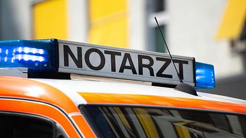 Der Schriftzug "Notarzt" steht auf einem Fahrzeug. (Symbolbild)
