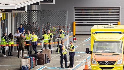 Taschen und Koffer stehen auf dem Gelände vom Flughafen Hannover-Langenhagen neben einem Rettungswagen. Mit einem in Taschkent gestarteten Flugzeug kamen weitere Menschen aus Afghanistan an.