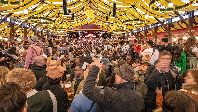 Tausende Menschen feiern gemeinsam im Wiesn-Zelt – viele Virologen deklarierten das Oktoberfest vor dem Start als Superspreader-Event.