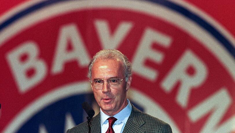 Franz Beckenbauer, damaliger Präsident des FC Bayern München, spricht während der Jahreshauptversammlung des Vereins in der Olympiahalle.