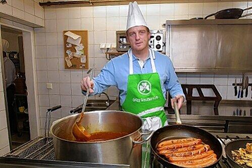 Vernascht er heute mit seinen Jungs den FCA? Trainer  Mike Büskens bruzzelte am mittwoch Currywurst und Pommes für einen wohltätigen Zweck.