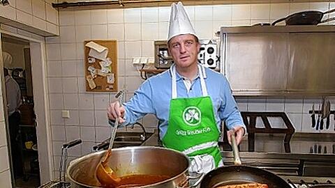 Vernascht er heute mit seinen Jungs den FCA? Trainer  Mike Büskens bruzzelte am mittwoch Currywurst und Pommes für einen wohltätigen Zweck.