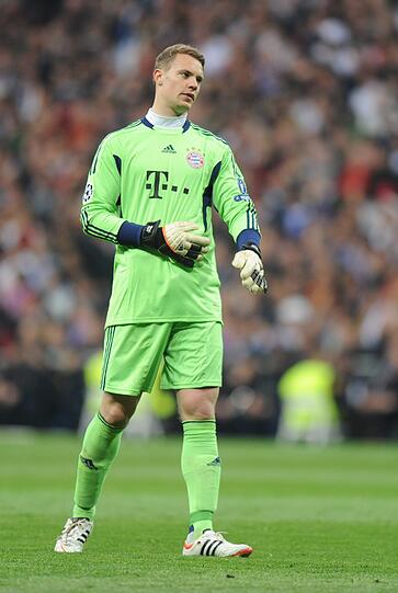 MANUEL NEUER: Sein erstes Mal im Bernabéu. Und: Rapp-zack, 0:2. Im Elferschießen dann der Held des Abends. Note 1