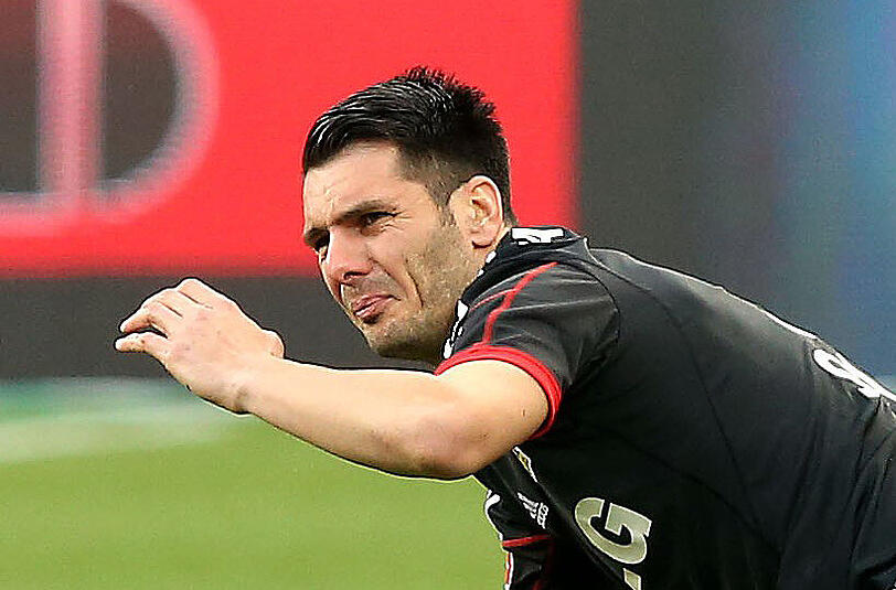 Emir Spahic muss für sein "krass unsportliches Verhalten" eine hohe Geldstrafe bezahlen.