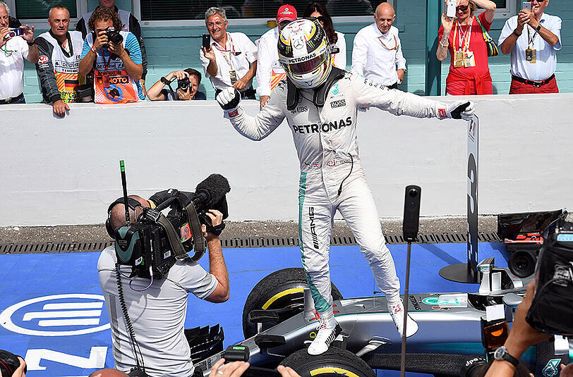 Lewis Hamilton dominiert das Rennen in Hockenheim und baut seine Führung in der Gesamtwertung weiter aus.