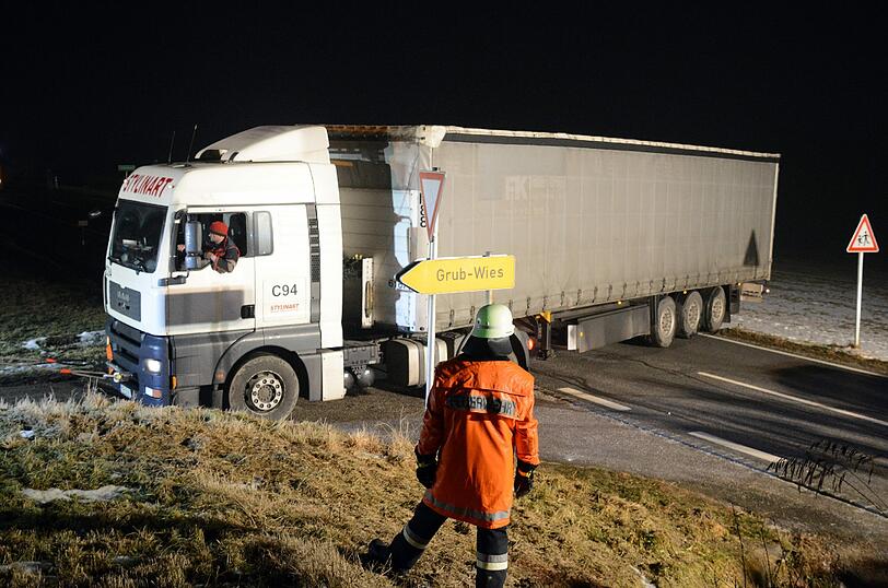 Der 18 Meter lange Lkw versperrte die Bundesstraße komplett.