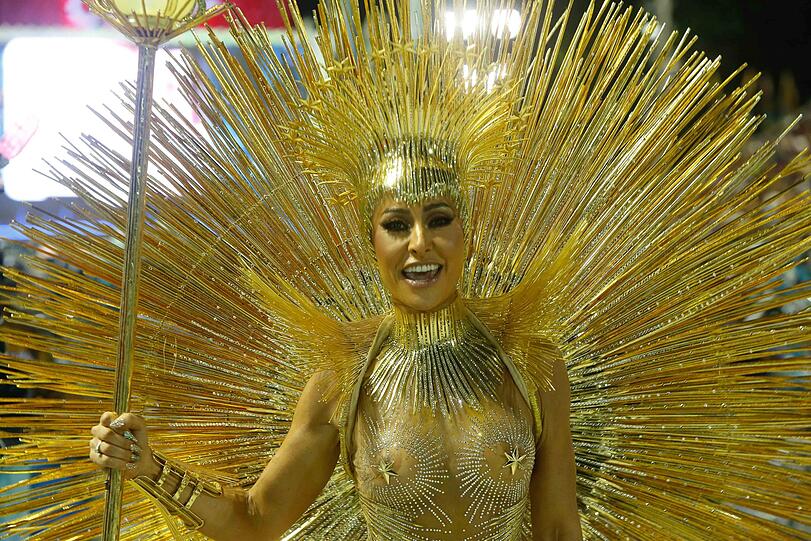 Athletische Tänzer, heiße Rhythmen und kunstvolle Kostüme - die Bilder vom Karneval aus dem Sambadrom in Rio de Janeiro.