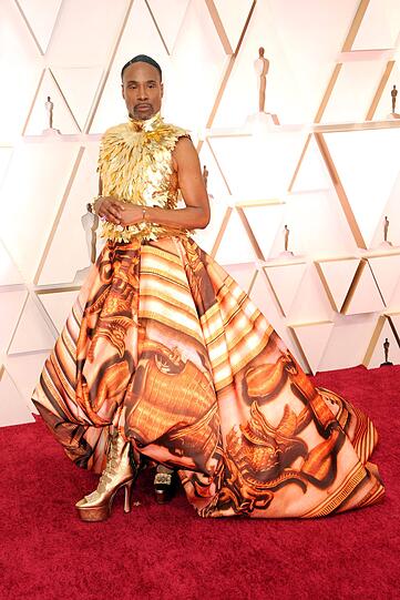 Top: Er hat es tatsächlich wieder getan. Letztes Jahr kam Billy Porter im Smokingkleid, jetzt setzte er sogar noch eins drauf und erschien in einer Kombination aus goldenem Federtop und gemustertem Ballonrock (von Giles Deacon). Und alles sieht an ihm ganz selbstverständlich aus.