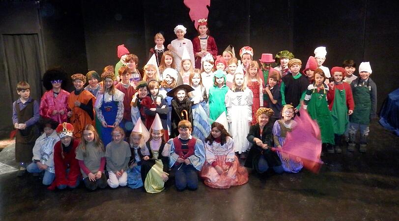 Die Kinder spielen im Quax Theater.