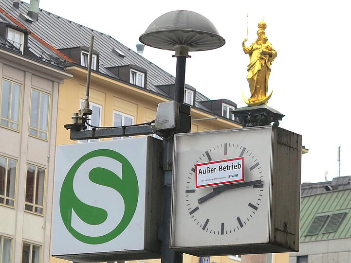 Eine öffentliche Uhr an der U-Bahnstation Marienplatz ist außer Betrieb. Kein Problem - dafür gibt's eine Luxus-Lösung!