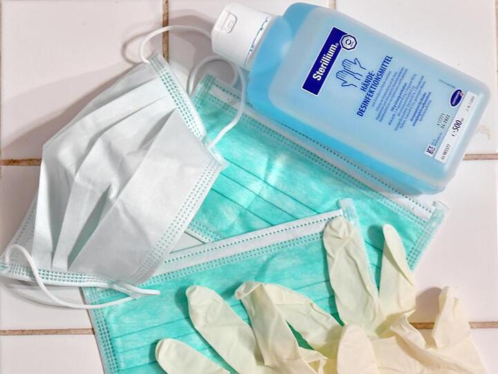 Desinfektionsmittel, Mundschutz und Einmalhandschuhe. Foto: Barbara Gindl/APA/dpa/Symbolbild