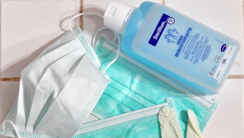 Desinfektionsmittel, Mundschutz und Einmalhandschuhe. Foto: Barbara Gindl/APA/dpa/Symbolbild Desinfektionsmittel, Mundschutz und Einmalhandschuhe. Foto: Barbara Gindl/APA/dpa/Symbolbild