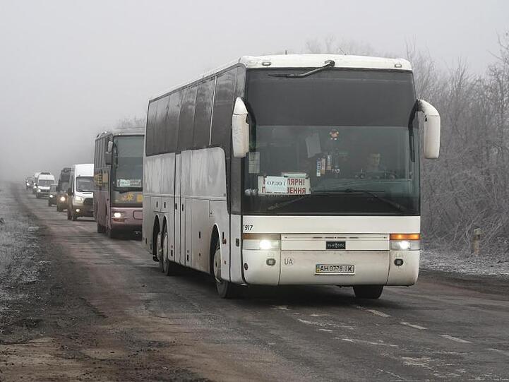 Ukrainische Busse bringen Kriegsgefangene zum Austausch.