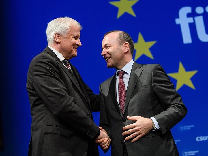 Horst Seehofer (l., beide CSU) gratuliert Manfred Weber. Foto: Matthias Balk
