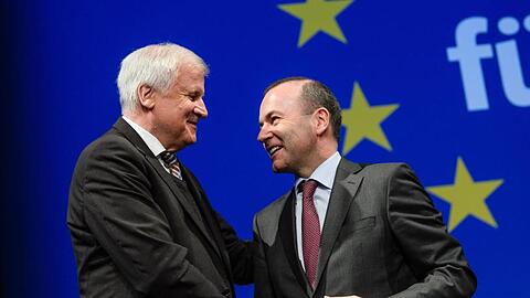 Horst Seehofer (l., beide CSU) gratuliert Manfred Weber. Foto: Matthias Balk