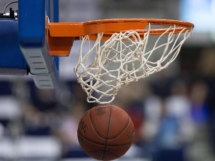 Ein Basketball geht in den Korb. Foto: Lukas Schulze/Archivbild