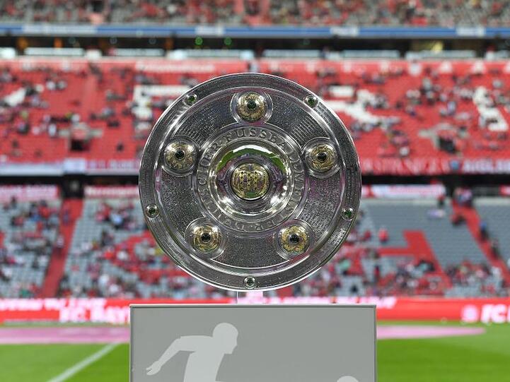 Die Meisterschale wurde vor dem Anpfiff den Fans in der Allianz-Arena präsentiert.