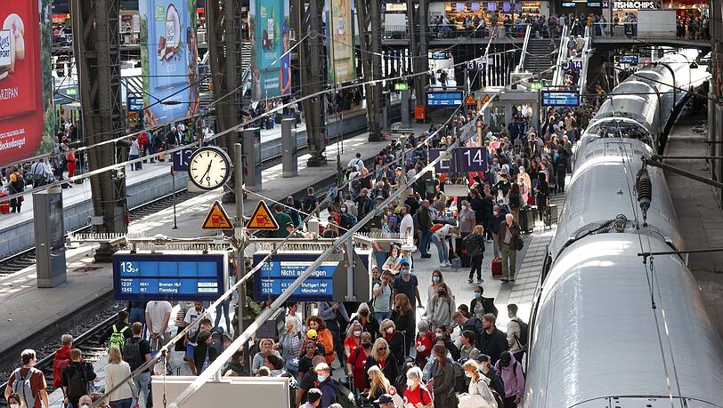 Reisende warten am Hamburger Hauptbahnhof am ersten Freitag nach dem letzten 9-Euro-Ticket-Wochenende auf ihren Zug.