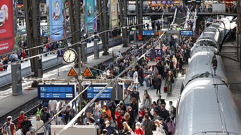 Reisende warten am Hamburger Hauptbahnhof am ersten Freitag nach dem letzten 9-Euro-Ticket-Wochenende auf ihren Zug.
