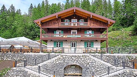 Das frisch renovierte Forsthaus Valepp mit dem Biergarten auf der linken Seite.