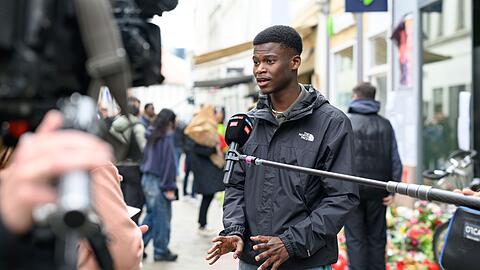 Das Medieninteresse an der Kundgebung ist groß - Suraj Mailitafi von der Initiative "Gerechtigkeit für Lorenz" gibt Interviews.