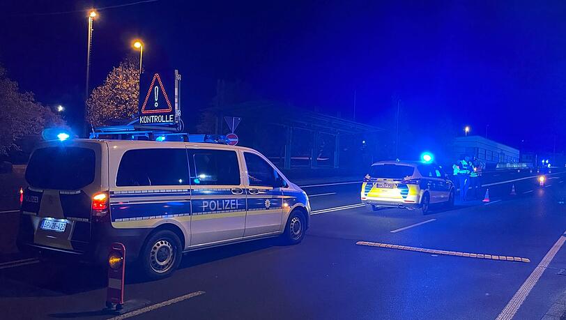 In Schirnding an der Grenze zu Tschechien gibt es seit Oktober 2023 stationäre Kontrollen. (Archivbild) In Schirnding an der Grenze zu Tschechien gibt es seit Oktober 2023 stationäre Kontrollen. (Archivbild)