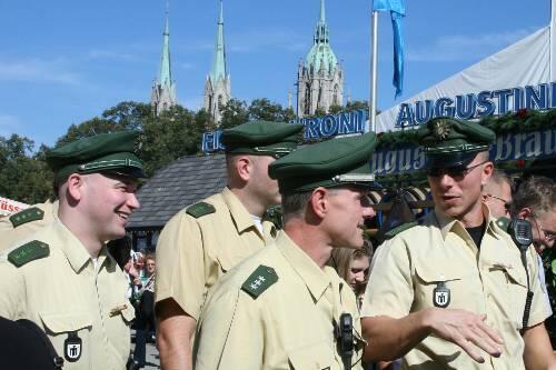Nicht nur Polizisten, sondern auch der Wiesn-Sicherheitsdienst darf auf dem Oktoberfest den Polizeigriff anwenden.