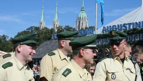 Nicht nur Polizisten, sondern auch der Wiesn-Sicherheitsdienst darf auf dem Oktoberfest den Polizeigriff anwenden. Nicht nur Polizisten, sondern auch der Wiesn-Sicherheitsdienst darf auf dem Oktoberfest den Polizeigriff anwenden.