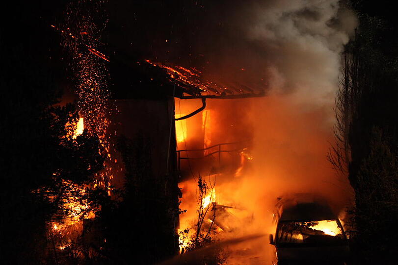 Wohnhaus und Pkw in Mühltal in Vollbrand. Bilder vom Großeinsatz der Feuerwehr.
