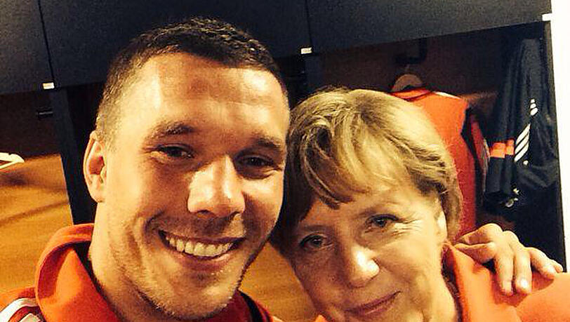 Angela Merkel glaubt an die DFB-Elf um Lukas Podolski. Angela Merkel glaubt an die DFB-Elf um Lukas Podolski.