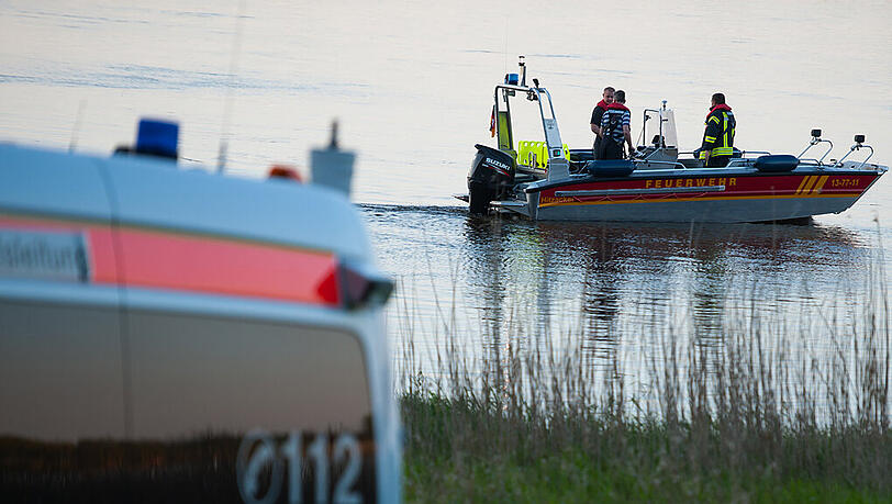 Ein Boot der Feuerwehr im Einsatz nach einem Badeunfall (Symbolbild) Ein Boot der Feuerwehr im Einsatz nach einem Badeunfall (Symbolbild)
