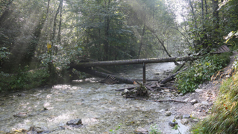 Was von der Brücke übrig blieb: Wer nun an dieser Stelle den Weißbach überqueren will, muss wohl durchs Wasser waten.