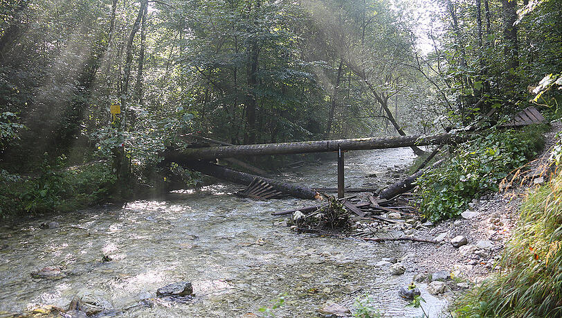 Was von der Brücke übrig blieb: Wer nun an dieser Stelle den Weißbach überqueren will, muss wohl durchs Wasser waten. Was von der Brücke übrig blieb: Wer nun an dieser Stelle den Weißbach überqueren will, muss wohl durchs Wasser waten.