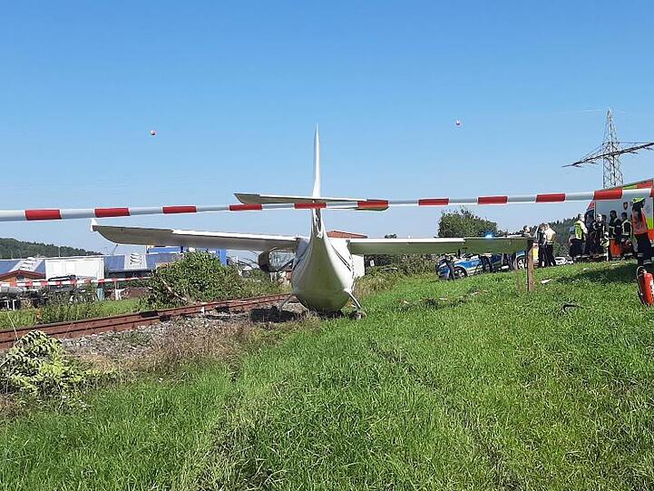 Ein abgestürztes Ultraleichtflugzeug steht neben einer stillgelegten Bahnstrecke. Foto: Josef Reisner/dpa