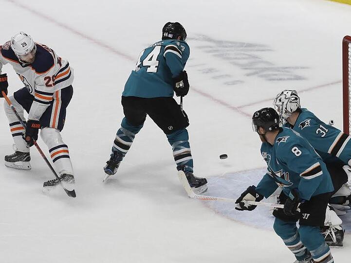 Leon Draisaitl (l) erzielt für die Oilers das Siegtor.