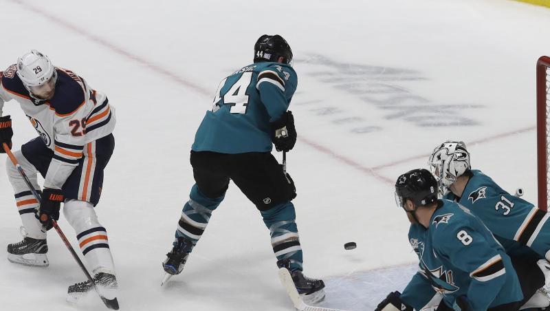Leon Draisaitl (l) erzielt für die Oilers das Siegtor. Leon Draisaitl (l) erzielt für die Oilers das Siegtor.