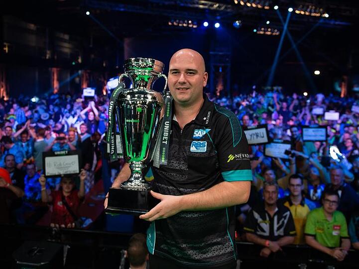 Holte sich in Göttingen den EM-Pokal im Darts: Rob Cross.