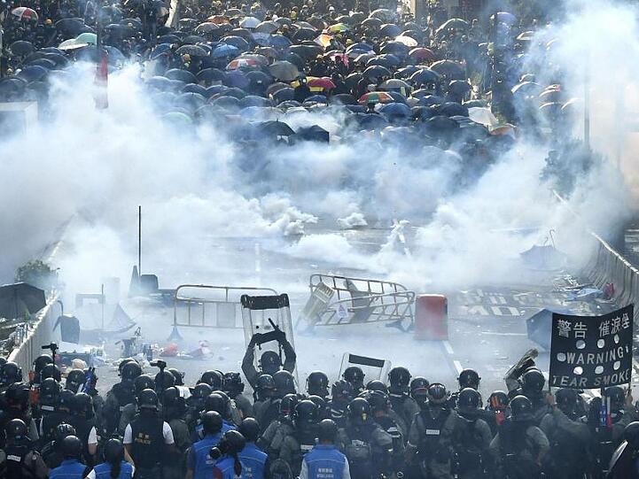 Tränengasnebel in Hongkong: Trotz eines Verbots sind am chinesischen Nationalfeiertag Zehntausende für Demokratie und Menschenrechte auf die Straße gegangen.