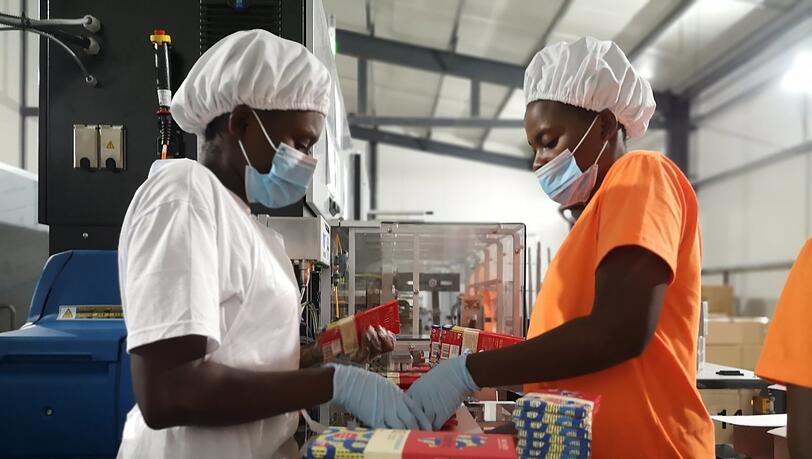 Die Schokolade von Fairafric wird in der Nähe von Tema hergestellt, einer wichtigen Hafenstadt in Ghana. Die Schokolade von Fairafric wird in der Nähe von Tema hergestellt, einer wichtigen Hafenstadt in Ghana.
