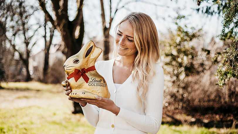 Ohne ihn wäre Ostern undenkbar – seit Generationen erfreut der GOLDHASE von Lindt Groß und Klein und macht das Osterfest zu etwas ganz Besonderem. Von außen Gold und von innen aus feinster, zartschmelzender Alpenvollmilch-Schokolade. Mit dem leise klingenden Glöckchen am roten Band ist der Goldhase von Lindt unverkennbar und darf in keinem Osternest fehlen. Ohne ihn wäre Ostern undenkbar – seit Generationen erfreut der GOLDHASE von Lindt Groß und Klein und macht das Osterfest zu etwas ganz Besonderem. Von außen Gold und von innen aus feinster, zartschmelzender Alpenvollmilch-Schokolade. Mit dem leise klingenden Glöckchen am roten Band ist der Goldhase von Lindt unverkennbar und darf in keinem Osternest fehlen.