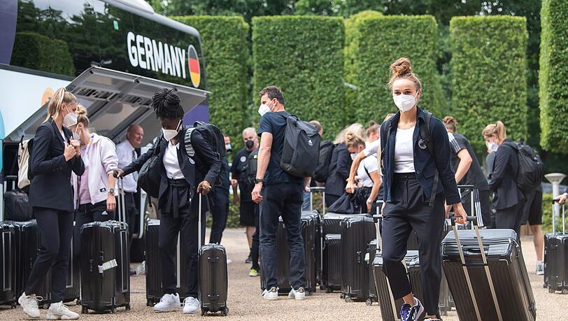 Ankunft des deutschen Teams in einem ländlichen Luxus-Hotel in Watford nordwestlich von London. Ankunft des deutschen Teams in einem ländlichen Luxus-Hotel in Watford nordwestlich von London.