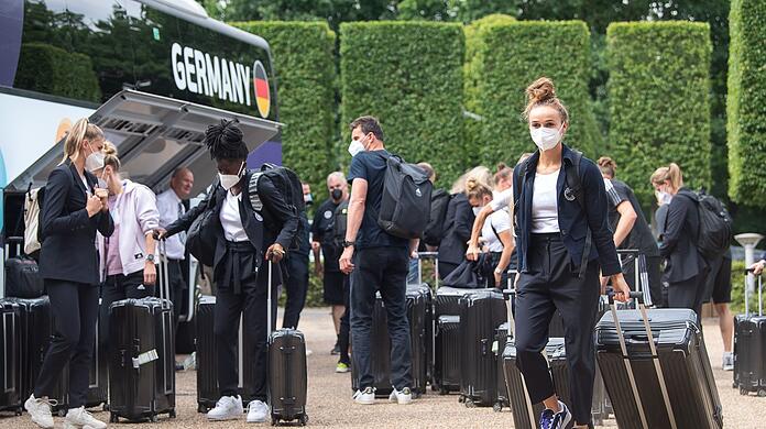 Ankunft des deutschen Teams in einem ländlichen Luxus-Hotel in Watford nordwestlich von London.