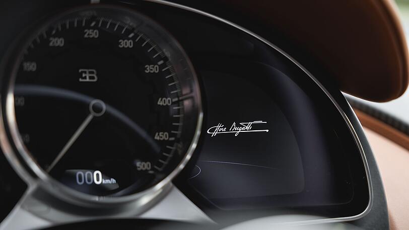 Tacho bis 500 km/h, das Display mit dem Bugatti-Schriftzug zeigt das Bild der Rückfahrkamera.