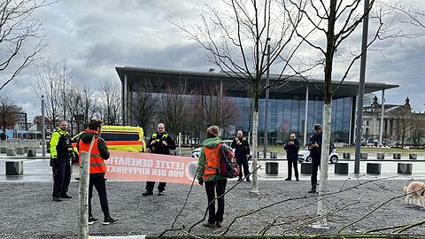 Klimaschutz-Demonstranten haben am Bundeskanzleramt einen Baum gefällt.