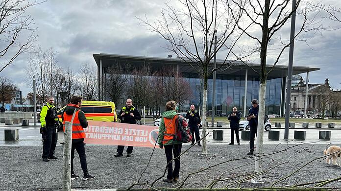 Klimaschutz-Demonstranten haben am Bundeskanzleramt einen Baum gefällt.
