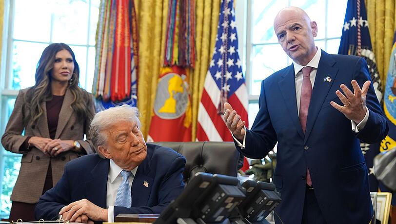 US-Präsident Donald Trump (M) droht mit Spielverlegungen, FIFA-Präsident Gianni Infantino gibt sich zurückhaltend. US-Präsident Donald Trump (M) droht mit Spielverlegungen, FIFA-Präsident Gianni Infantino gibt sich zurückhaltend.