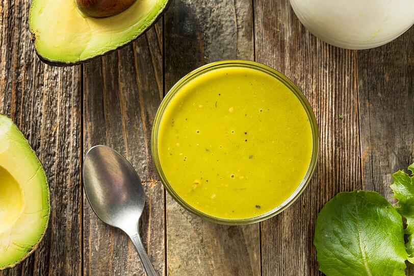 F&uuml;r das Green-Goddess-Dressing p&uuml;rieren Sie eine gesch&auml;lte und entkernte Avocado, 30 Gramm Cashewbruch, den Saft von zwei Limetten, sechs Essl&ouml;ffel Oliven&ouml;l, einen Essl&ouml;ffel Agavendicksaft (optional) sowie Salz und Pfeffer. Geben Sie das Dressing &uuml;ber den Salat, vermengen Sie alles gr&uuml;ndlich und garnieren Sie mit frischen Microgreens. Alternativ k&ouml;nnen Sie auch selbstgezogene Sprossen dar&uuml;ber streuen. Dazu schmeckt eine Scheibe Sauerteigbrot.